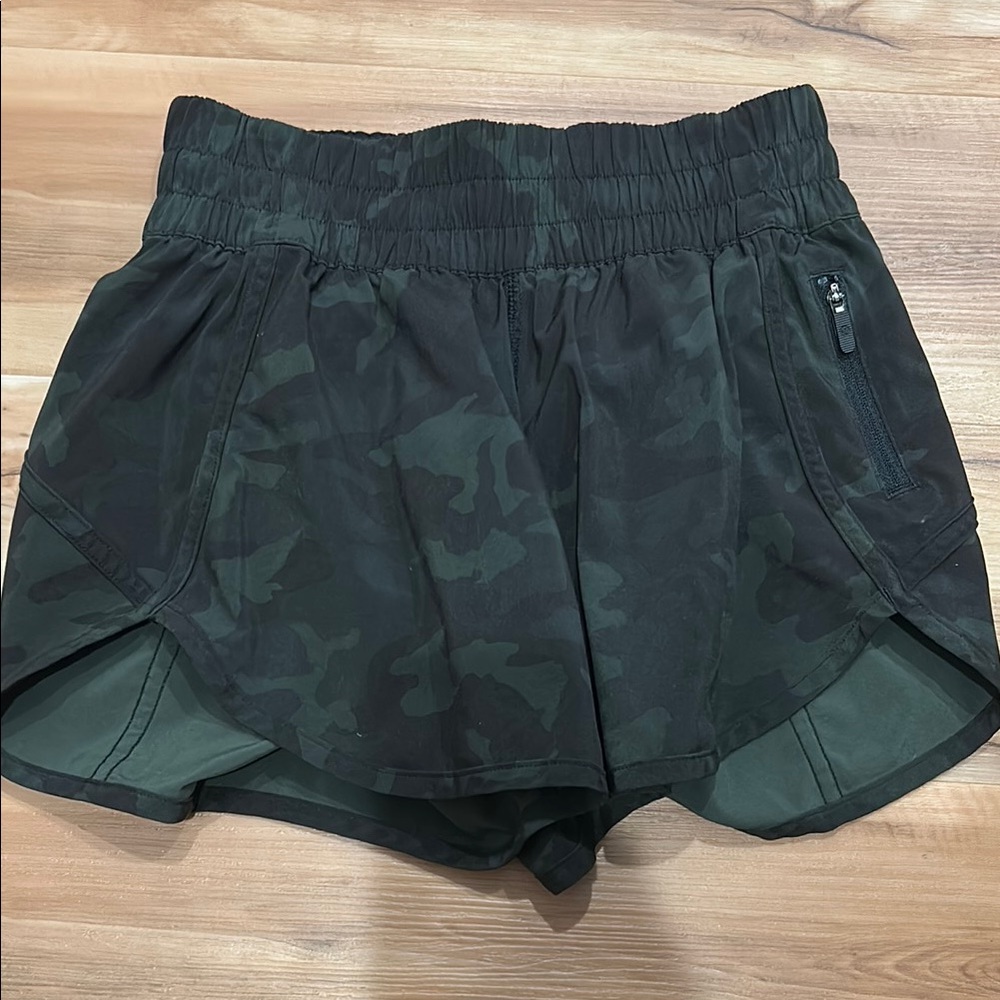 Lululemon track that lined short 3”